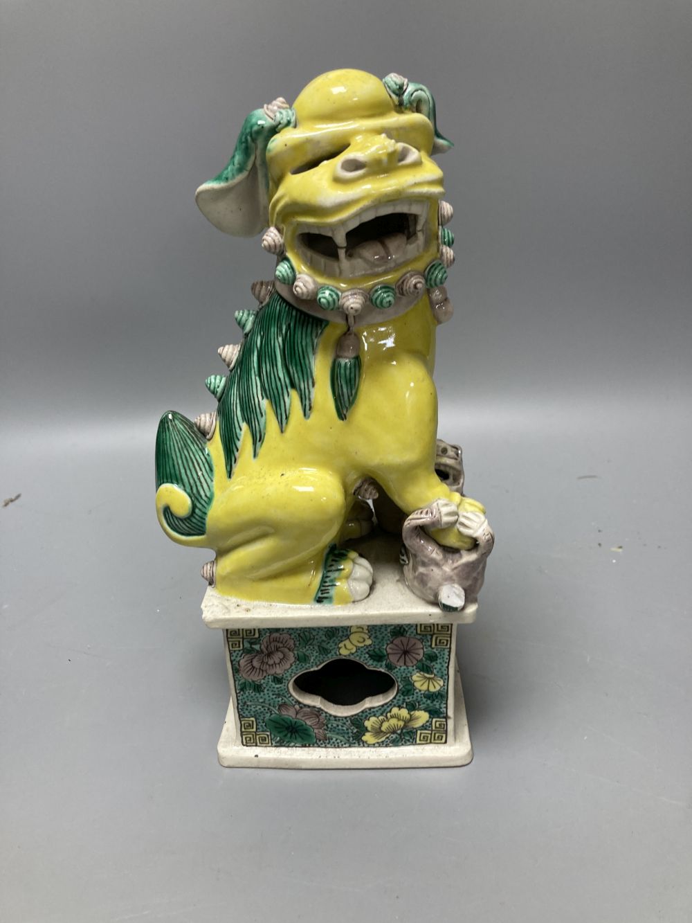 A pair of Chinese famille verte figures of Buddhist lions, Qing dynasty, 24.5cm